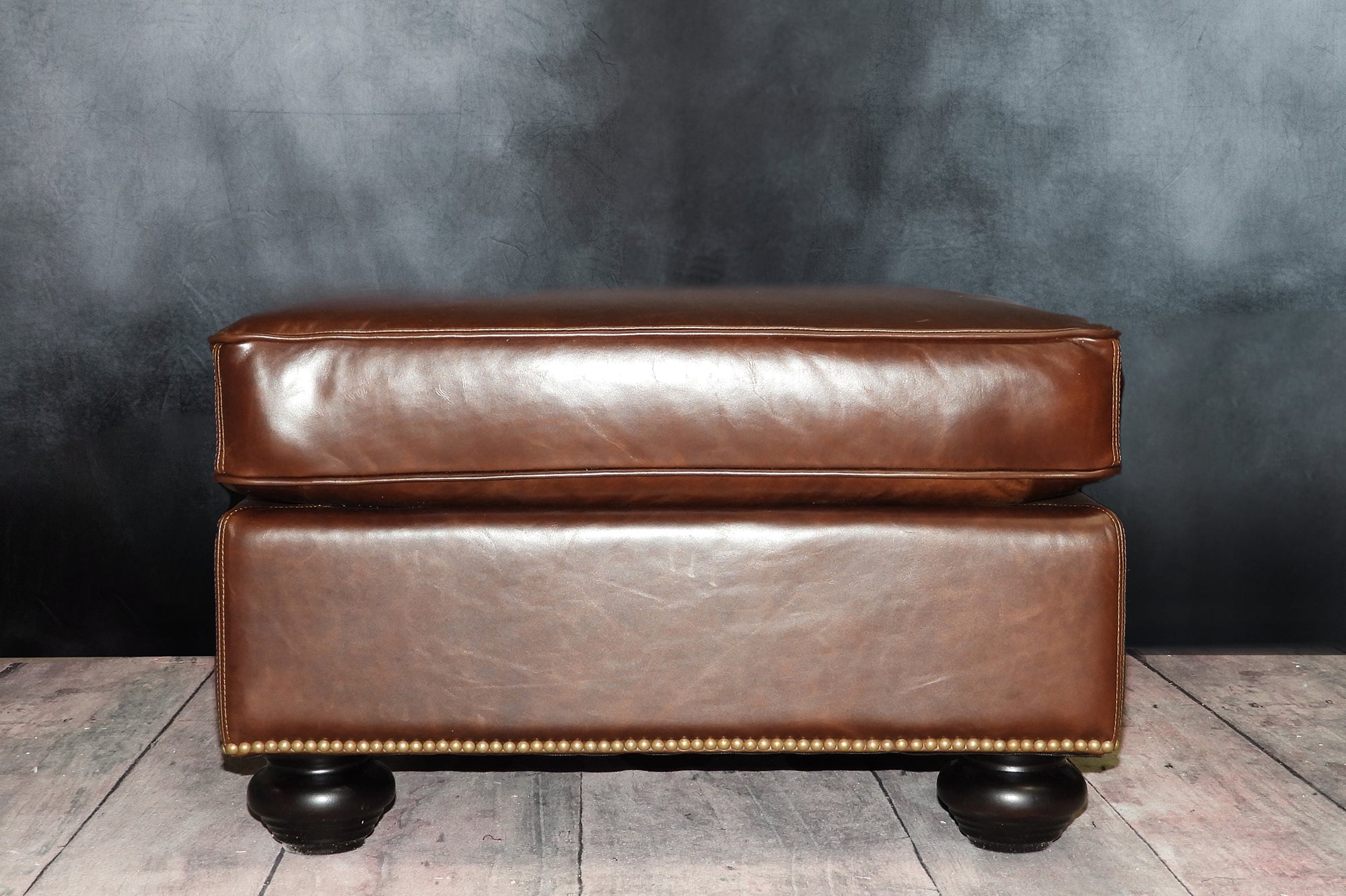 MEDIUM SQUARE 30X30 LEATHER OTTOMAN