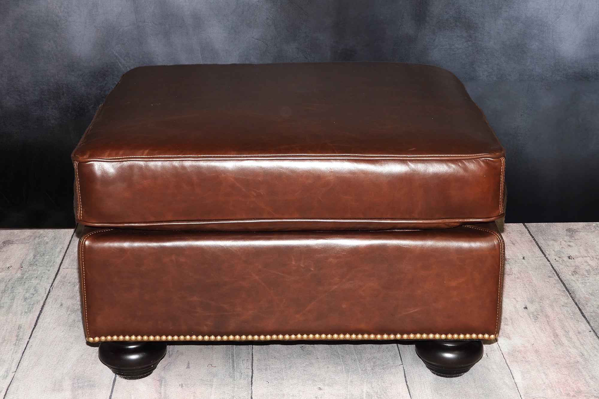 MEDIUM SQUARE 30X30 LEATHER OTTOMAN