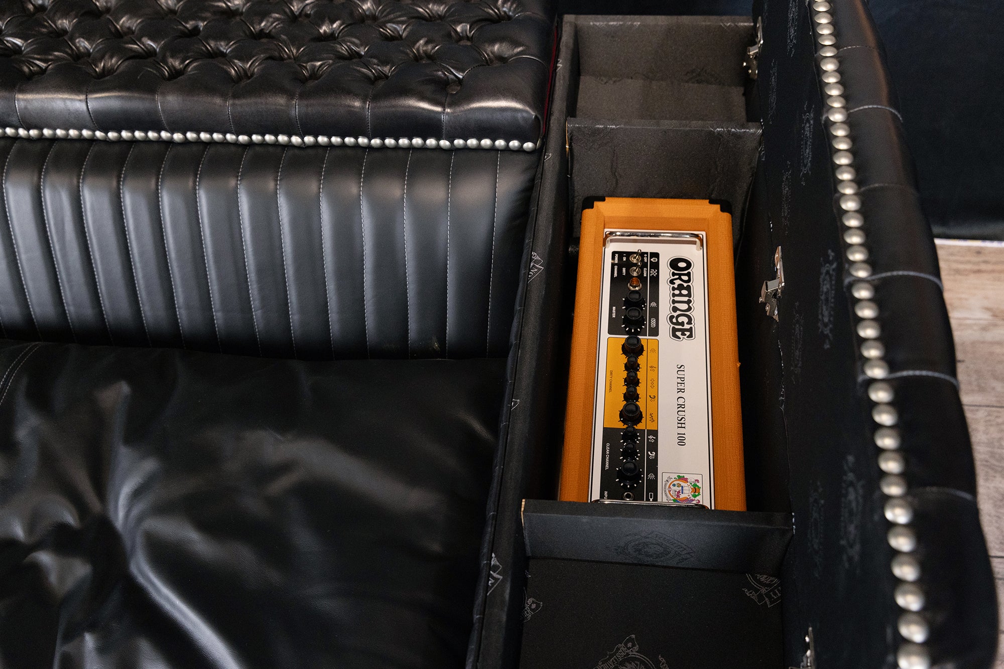 GUITARMAN SOFA