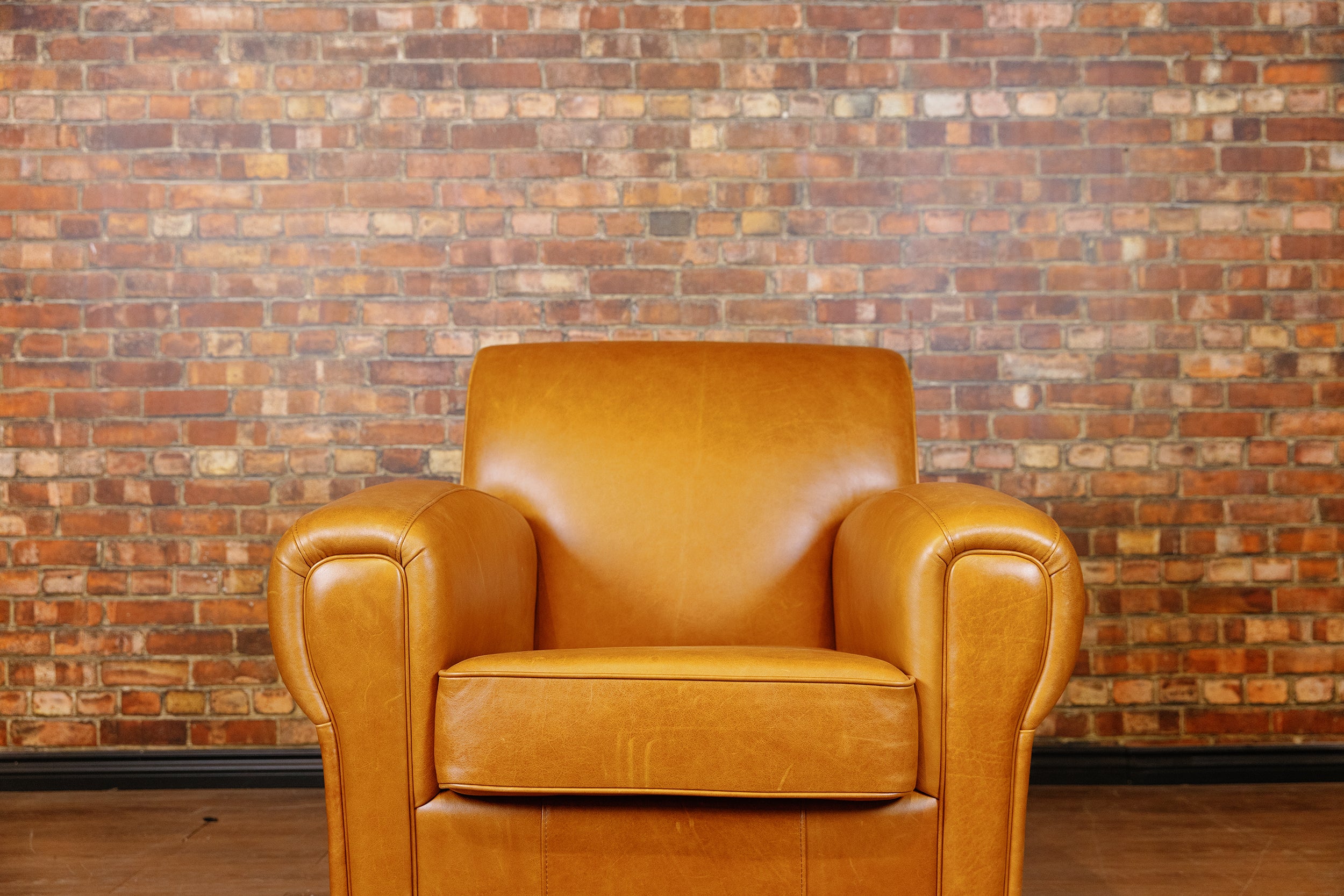 BACHELOR CHAIR FLOOR MODEL