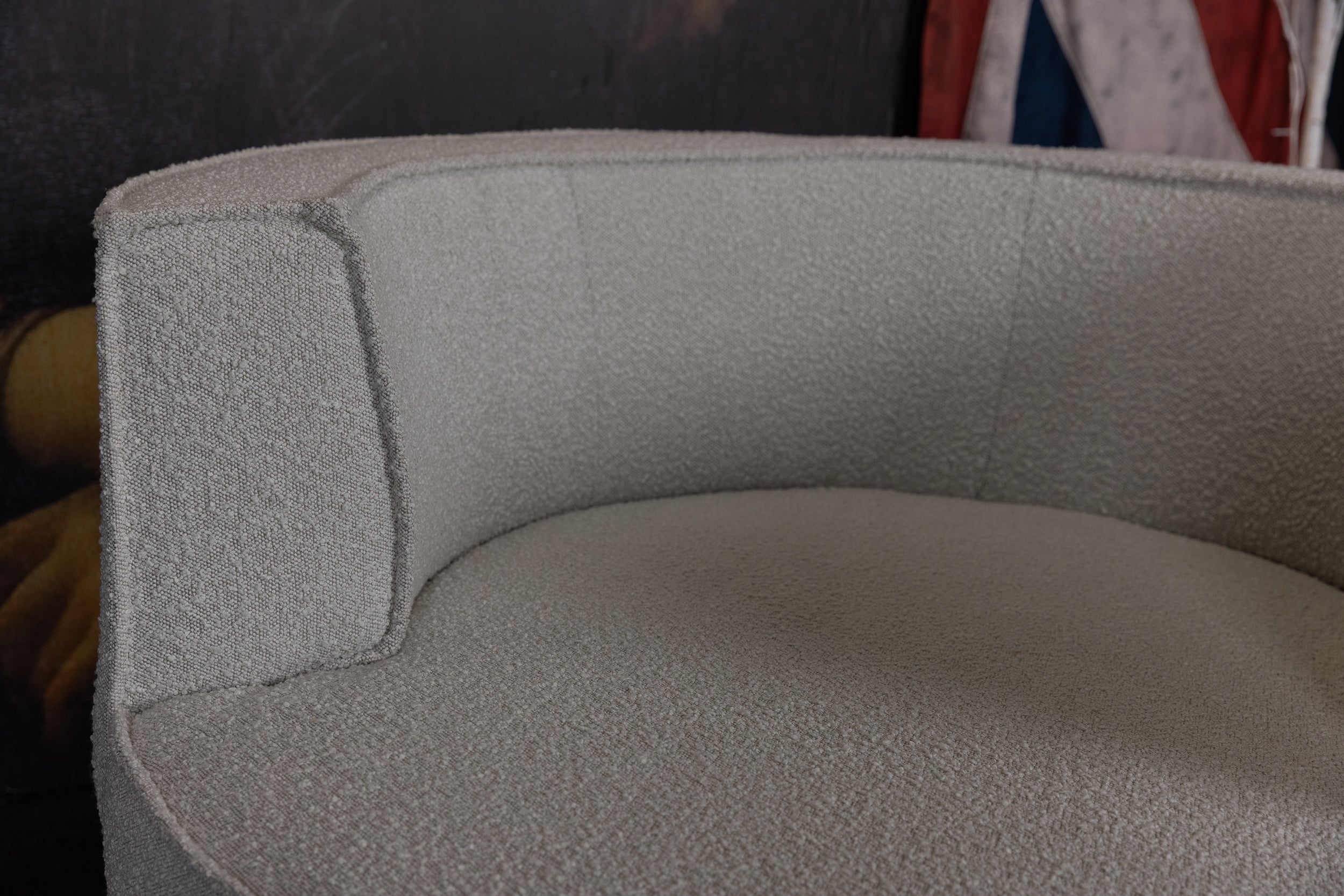 FABRIC ROUND CUDDLER 48 INCH FLOOR MODEL