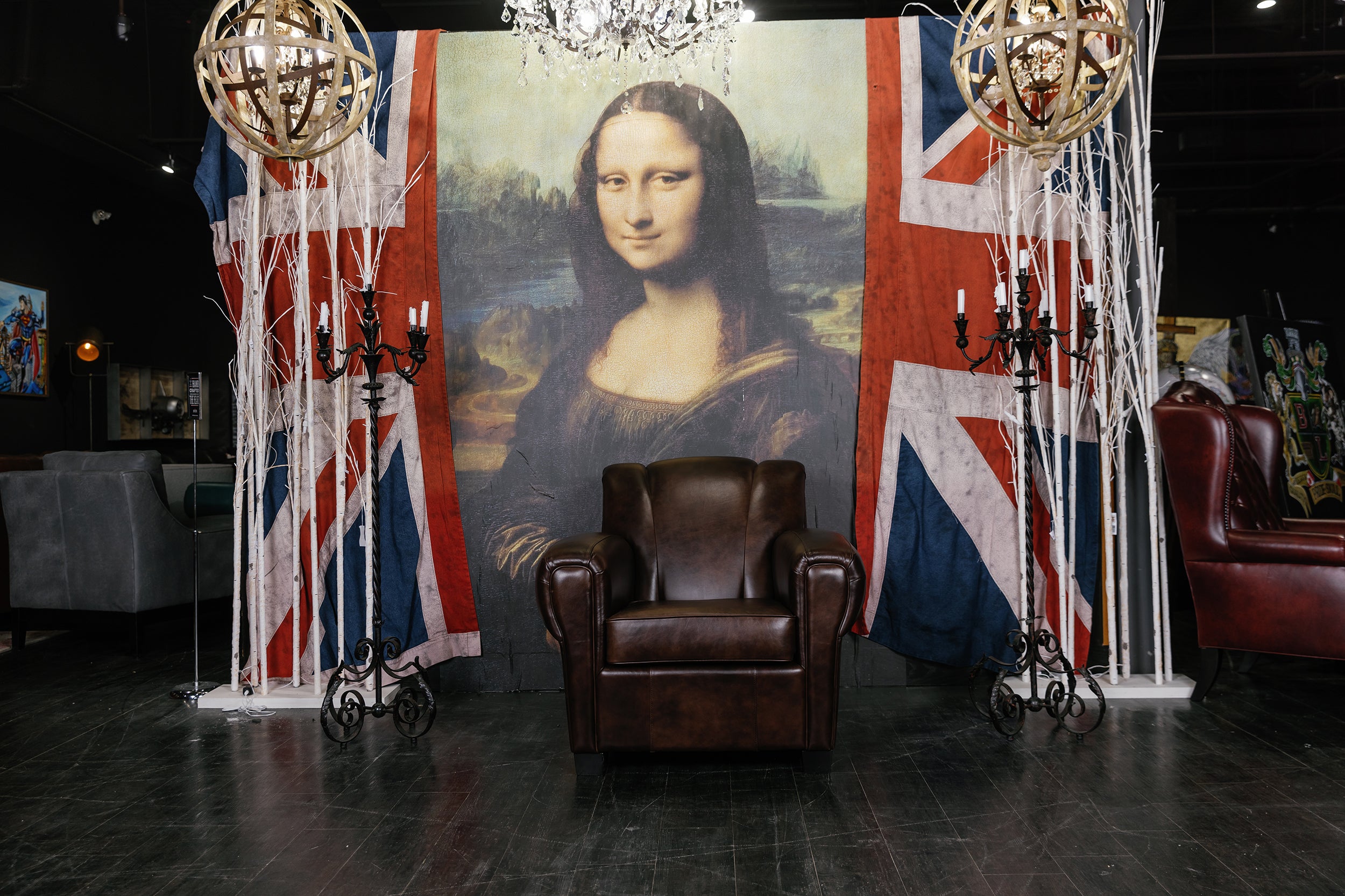 CLAMSHELL BACHELOR LEATHER CHAIR FLOOR MODEL