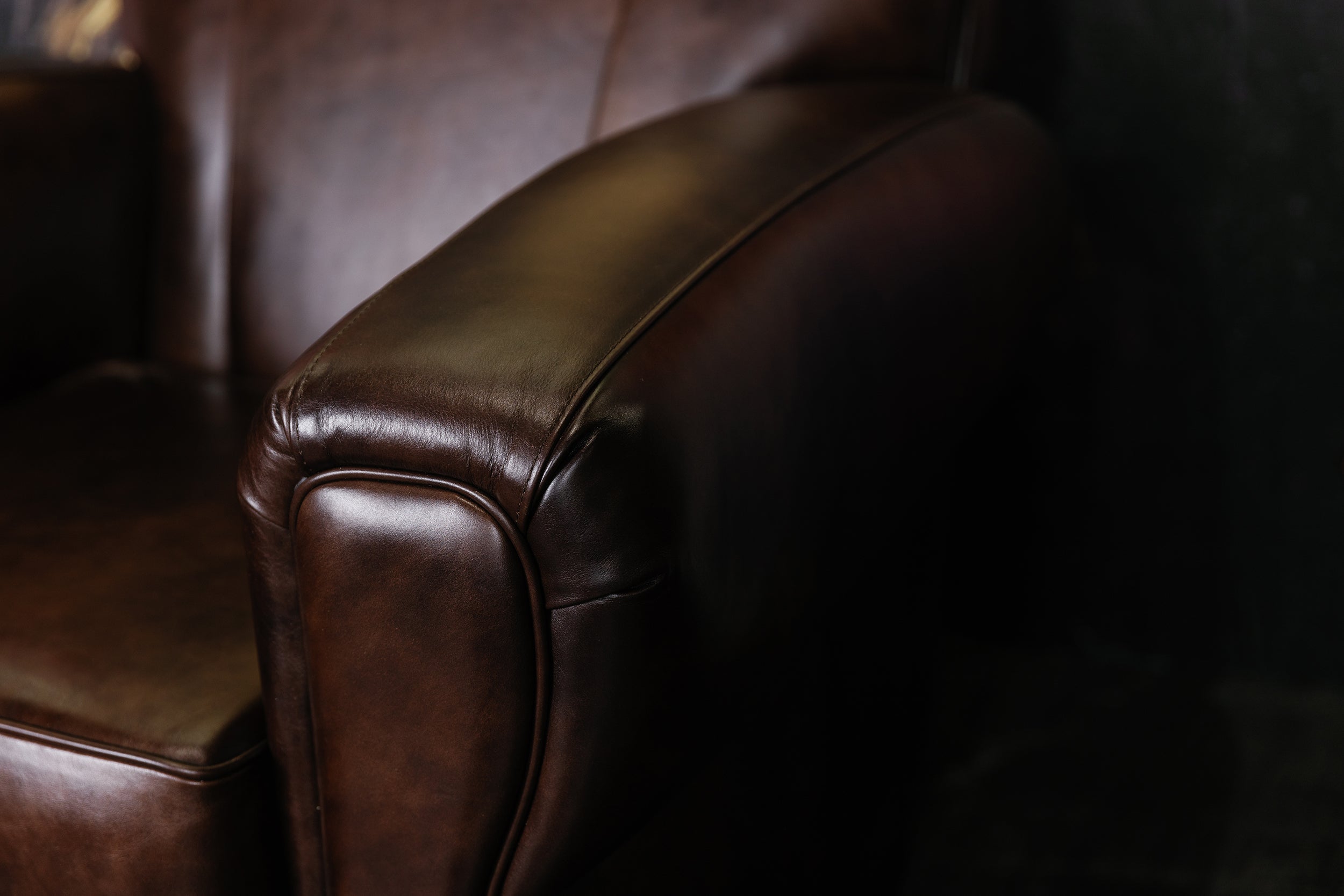 CLAMSHELL BACHELOR LEATHER CHAIR FLOOR MODEL