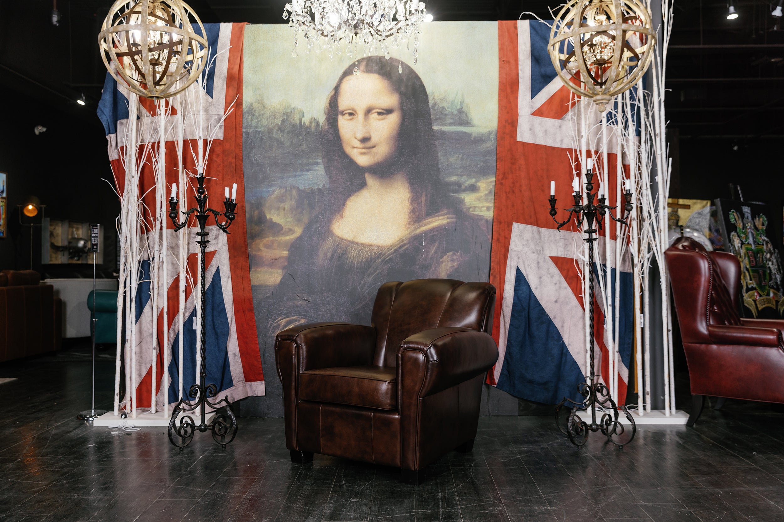 CLAMSHELL BACHELOR LEATHER CHAIR FLOOR MODEL