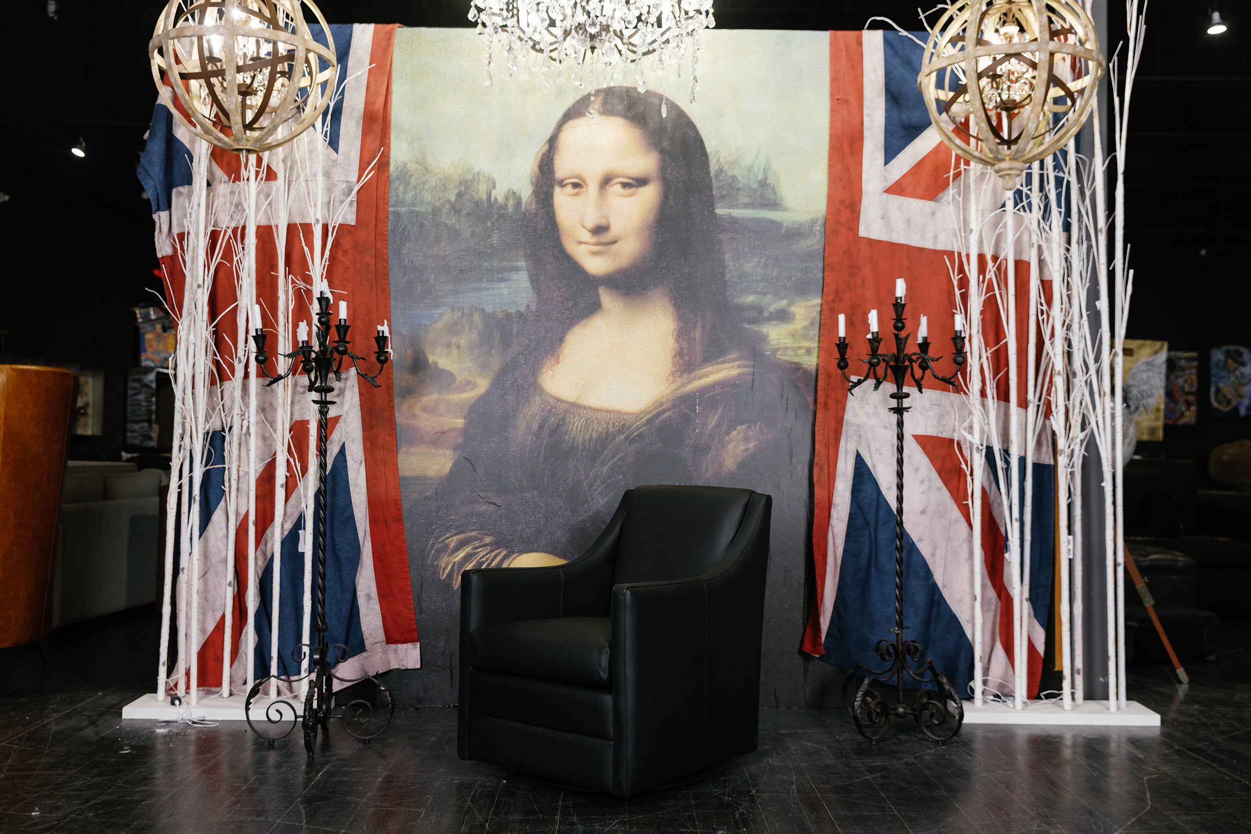 GLENNIE LEATHER SWIVEL CHAIR FLOOR MODEL (BLACK )