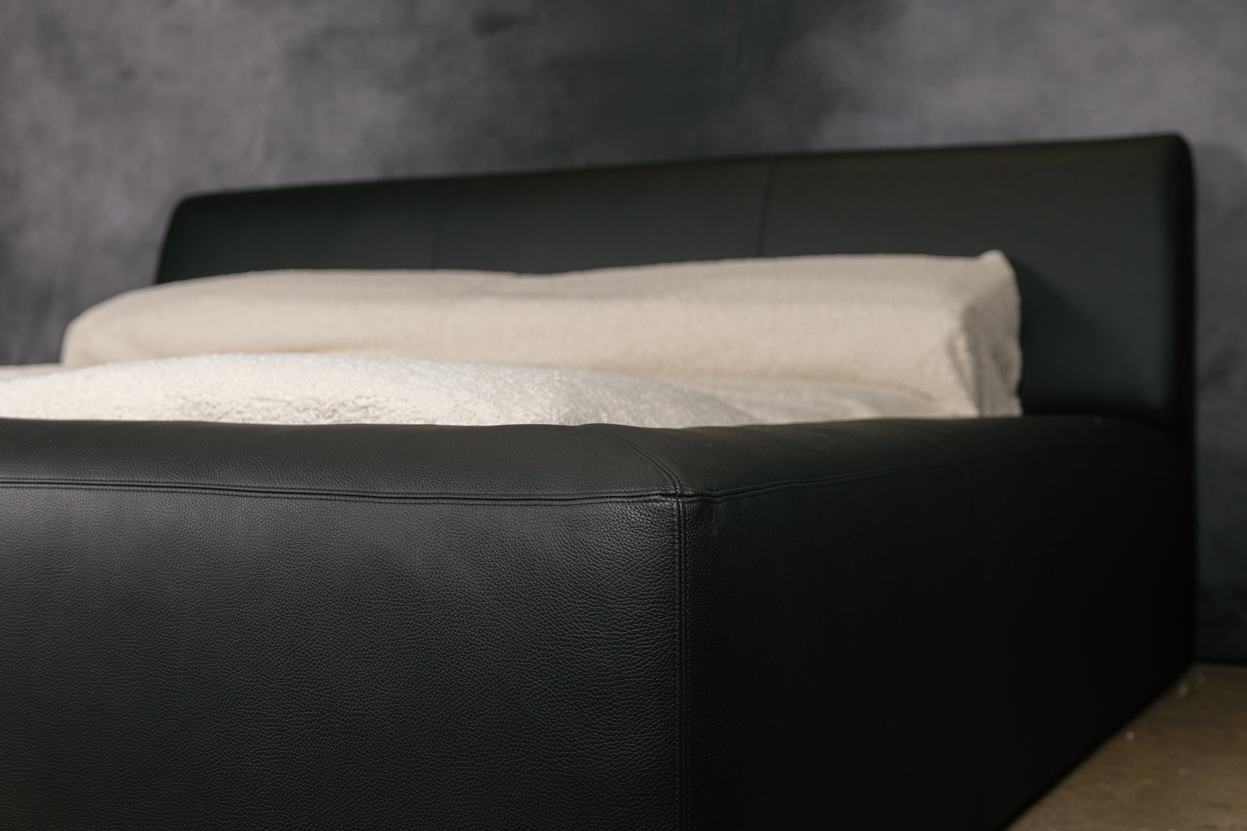 CORPORAL LEATHER BED