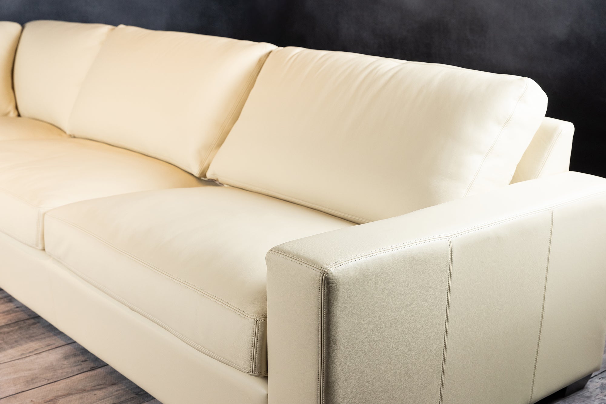 LEATHER SECTIONAL 