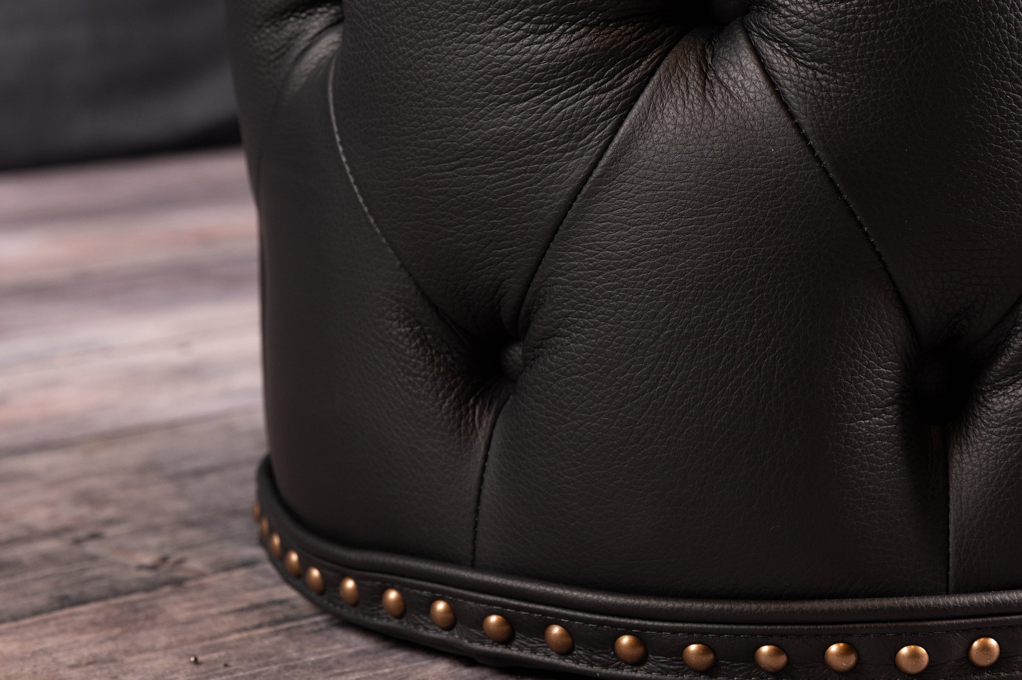 TUFTED ROUNDED STOOL