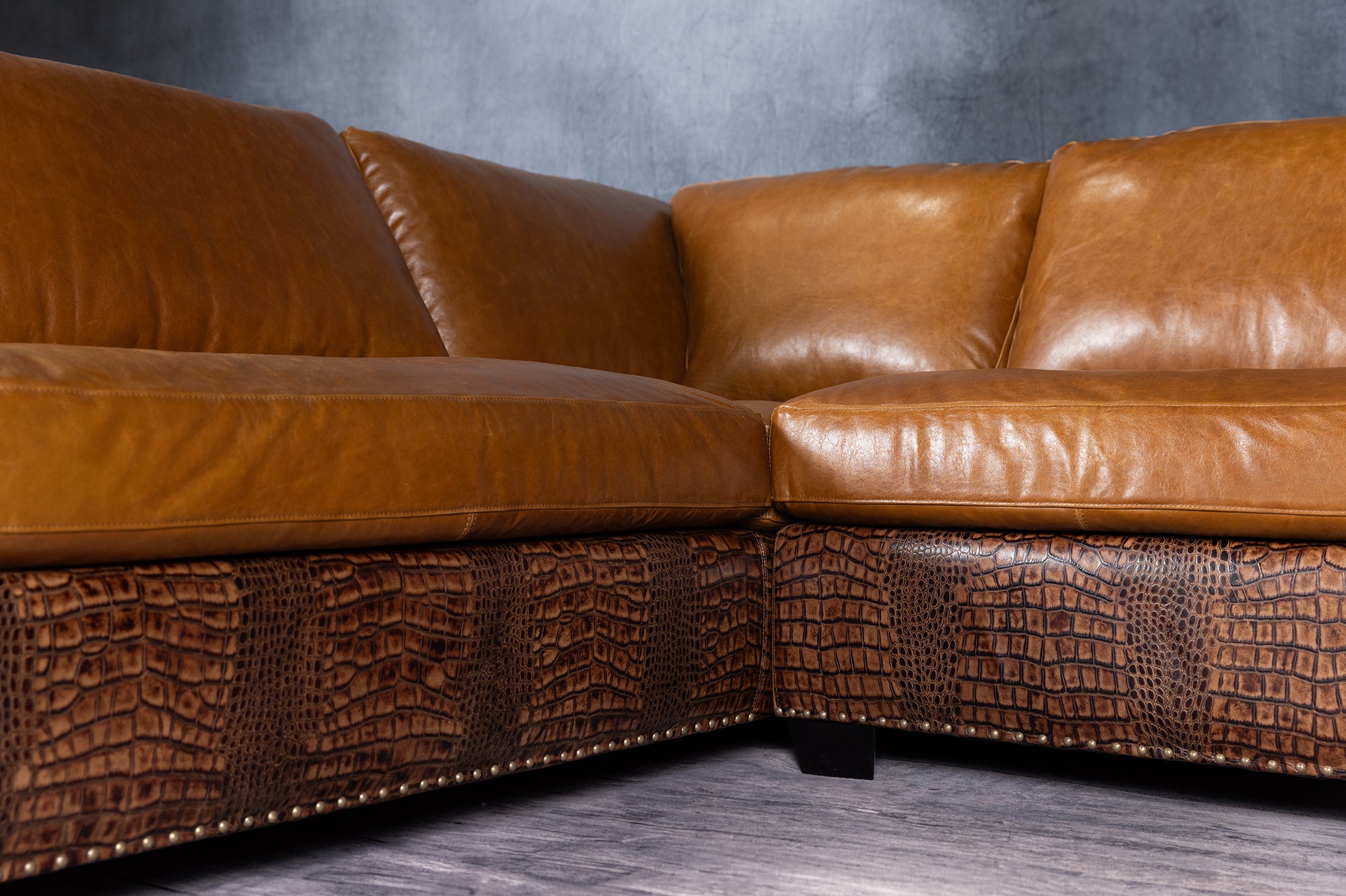 LEATHER SECTIONAL 