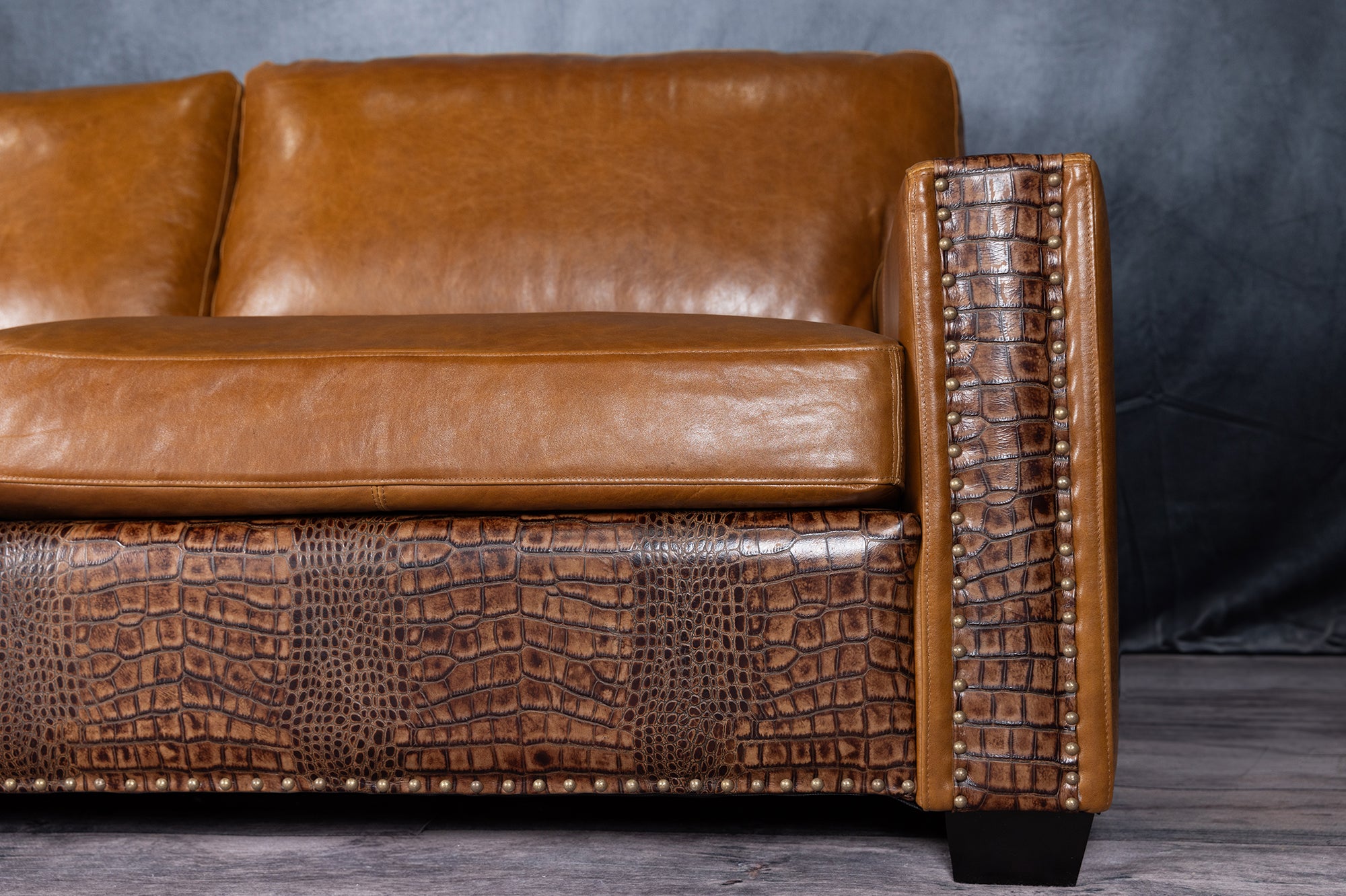 LEATHER SECTIONAL 