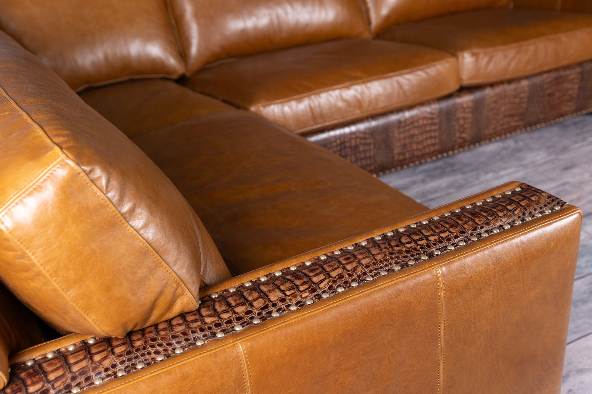 LEATHER SECTIONAL 