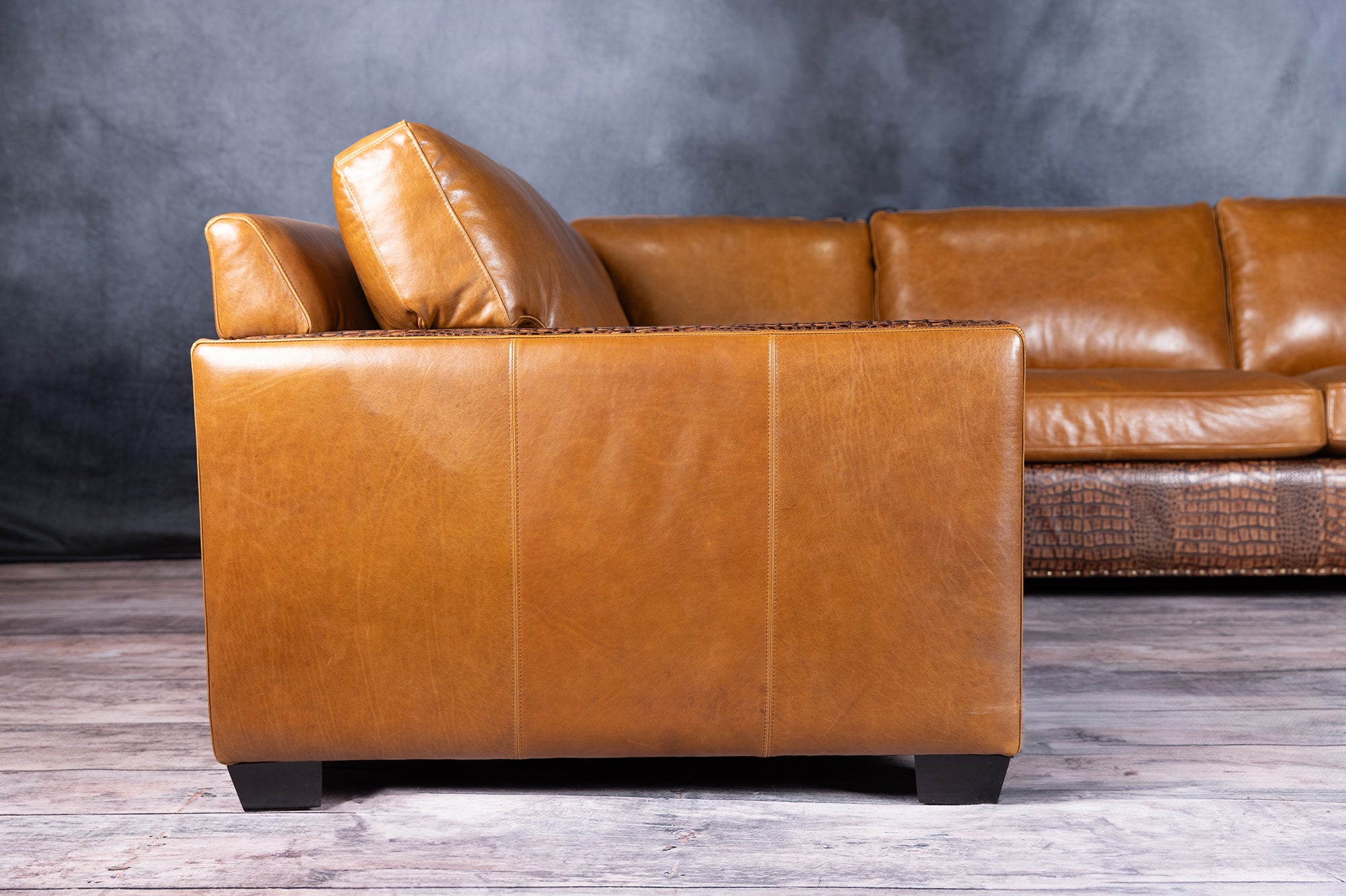 LEATHER SECTIONAL 