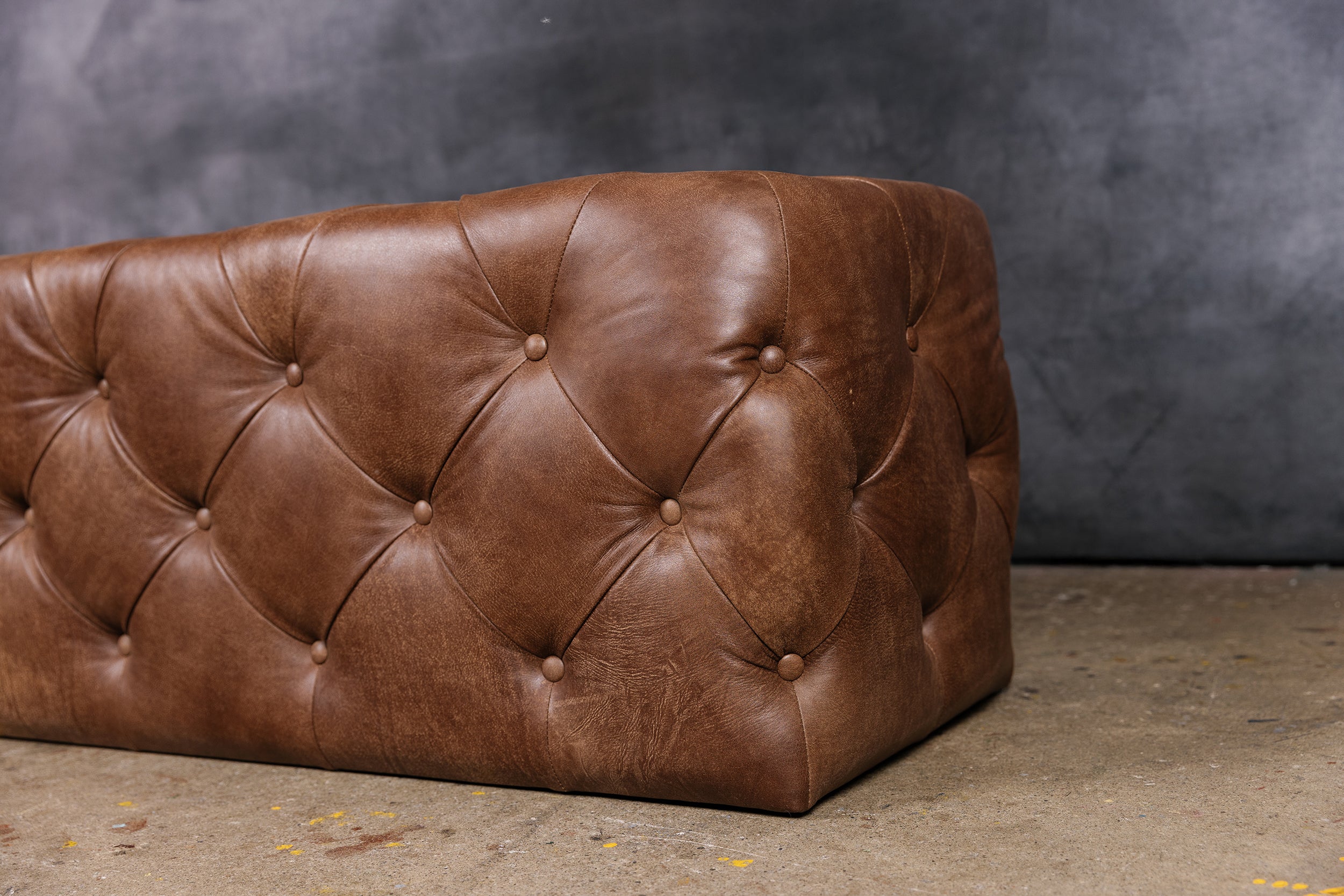WELLINGTON TUFTED HALL BENCH