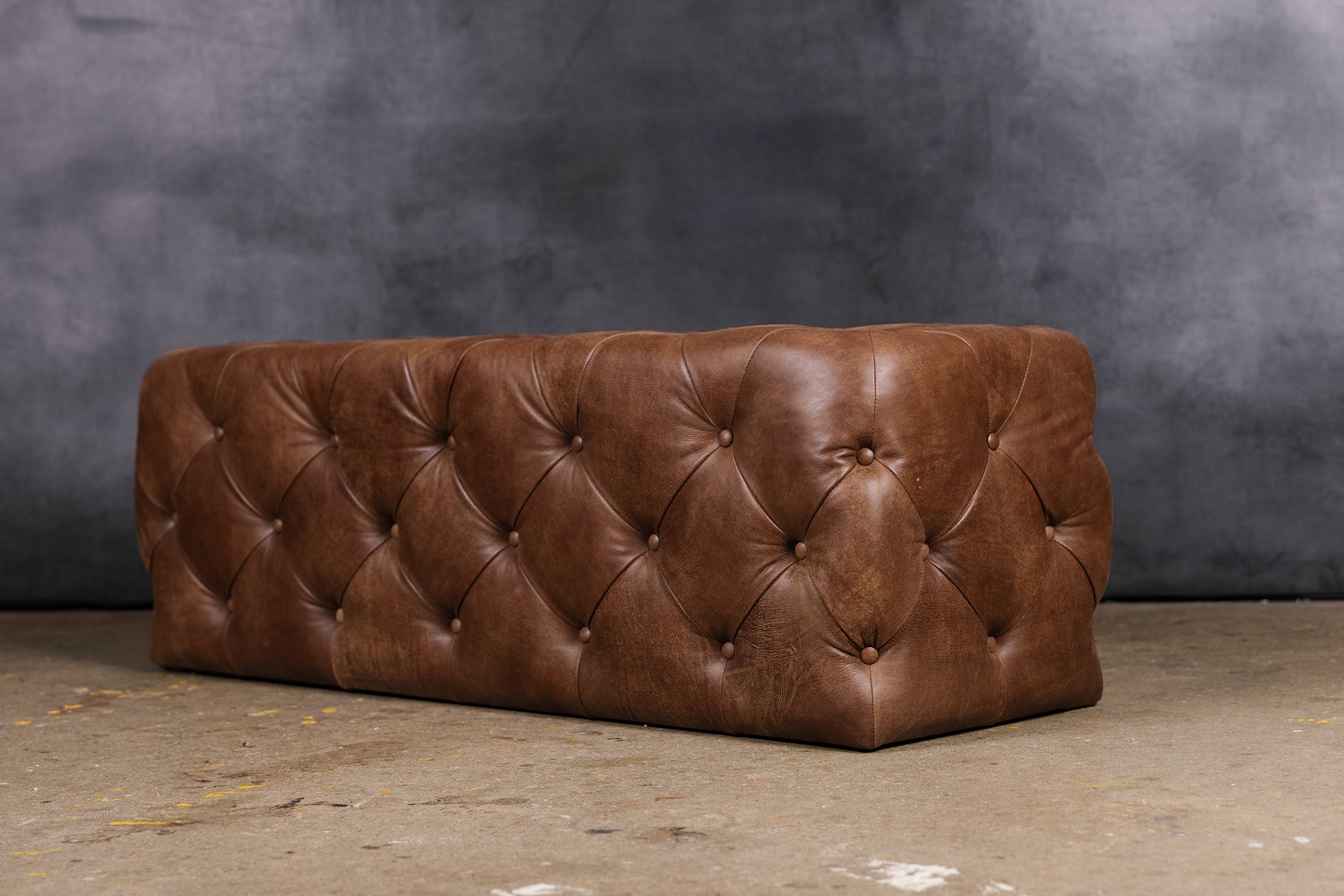 WELLINGTON TUFTED HALL BENCH