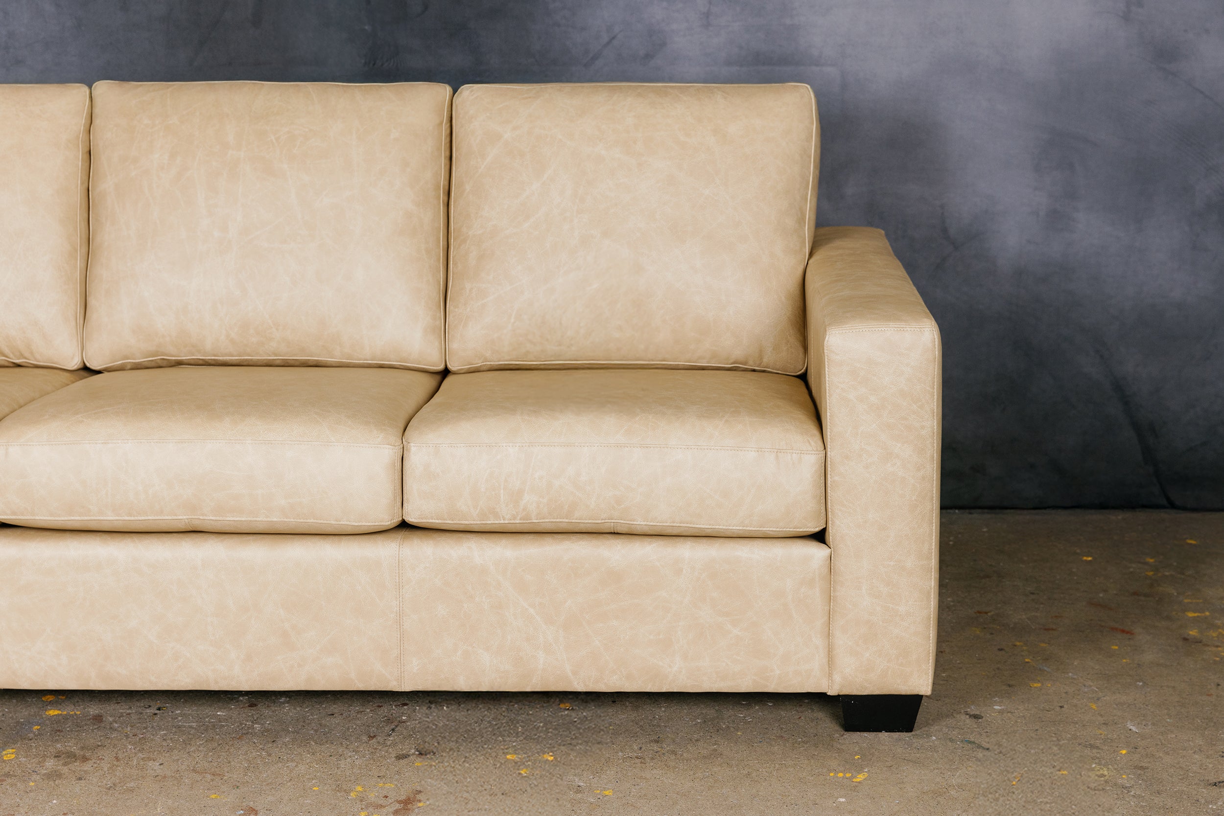 MAXELL LEATHER SOFA CLASSIC