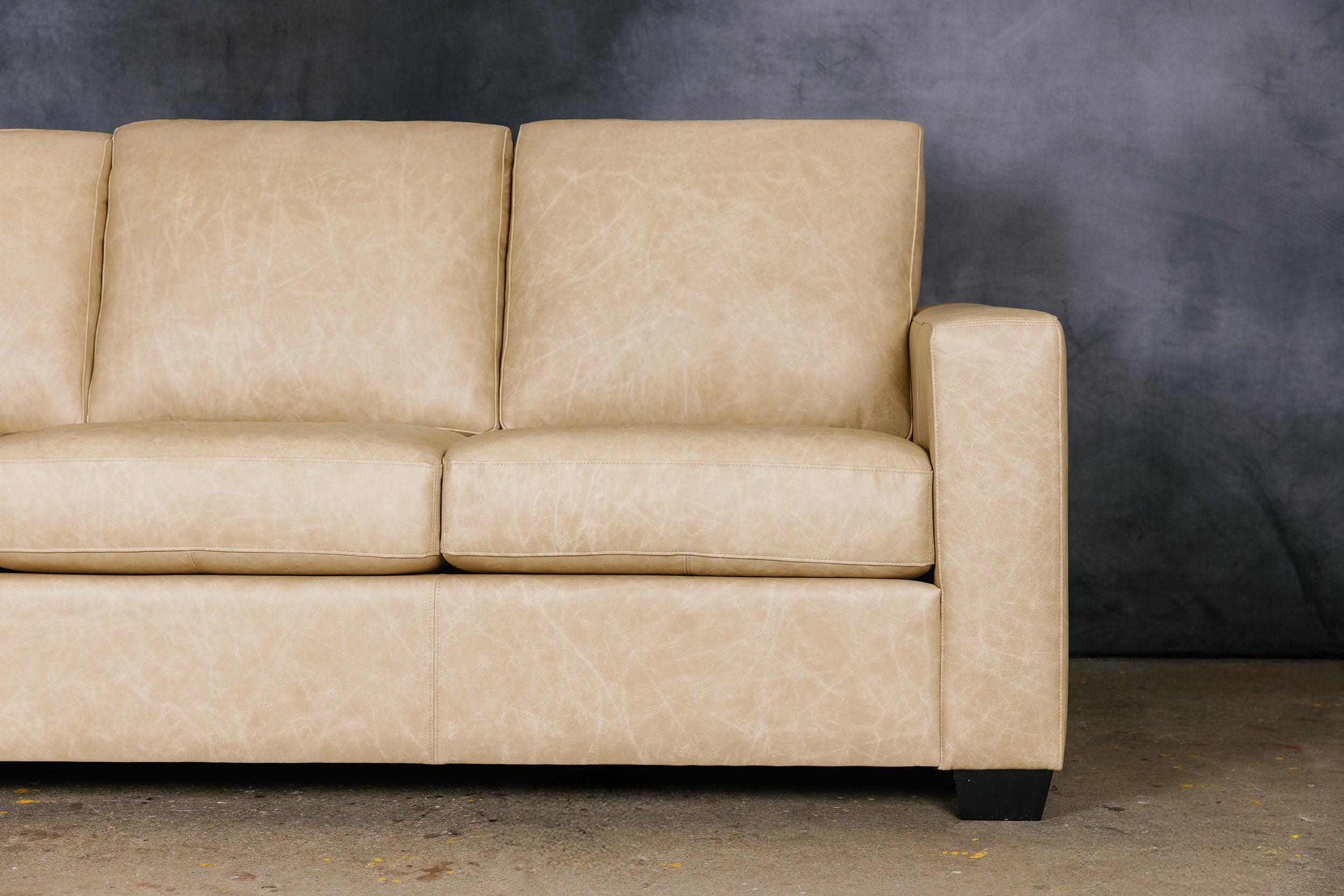 MAXELL LEATHER SOFA CLASSIC