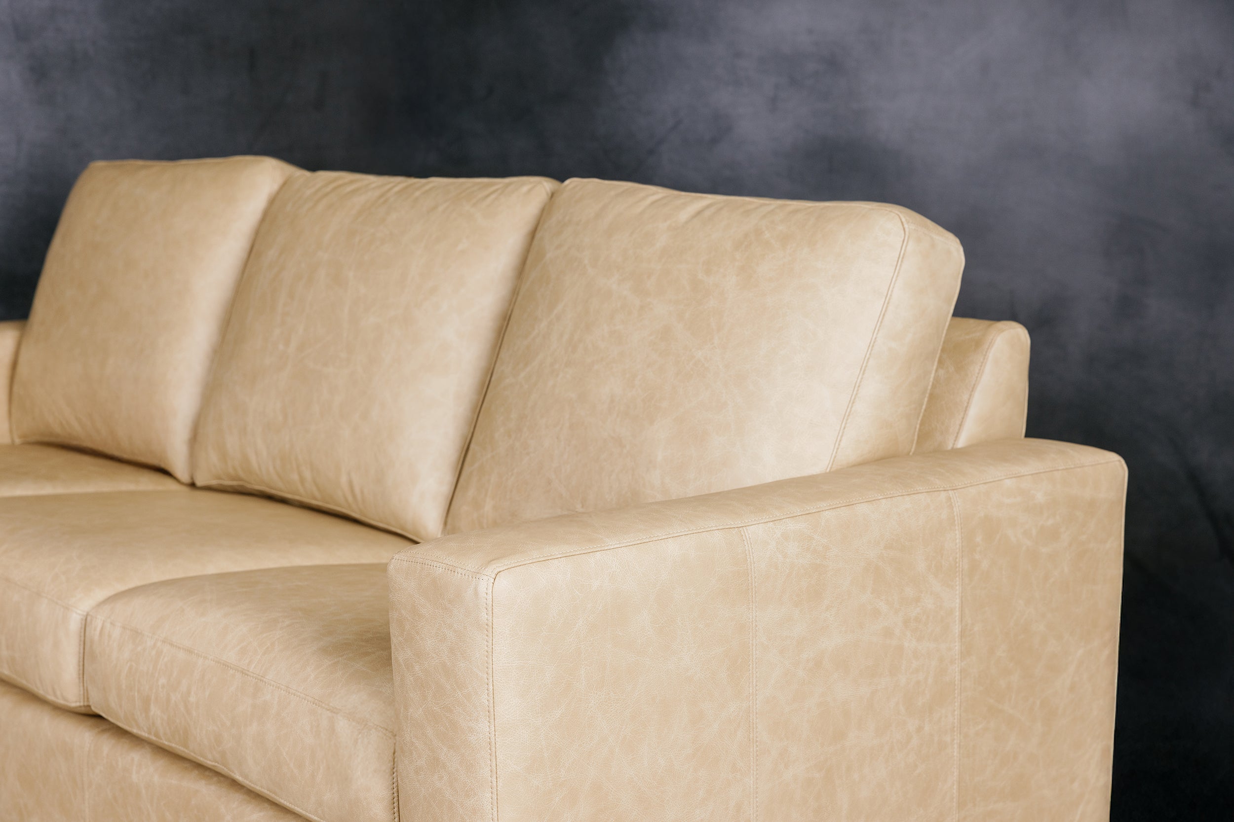 MAXELL LEATHER SOFA CLASSIC