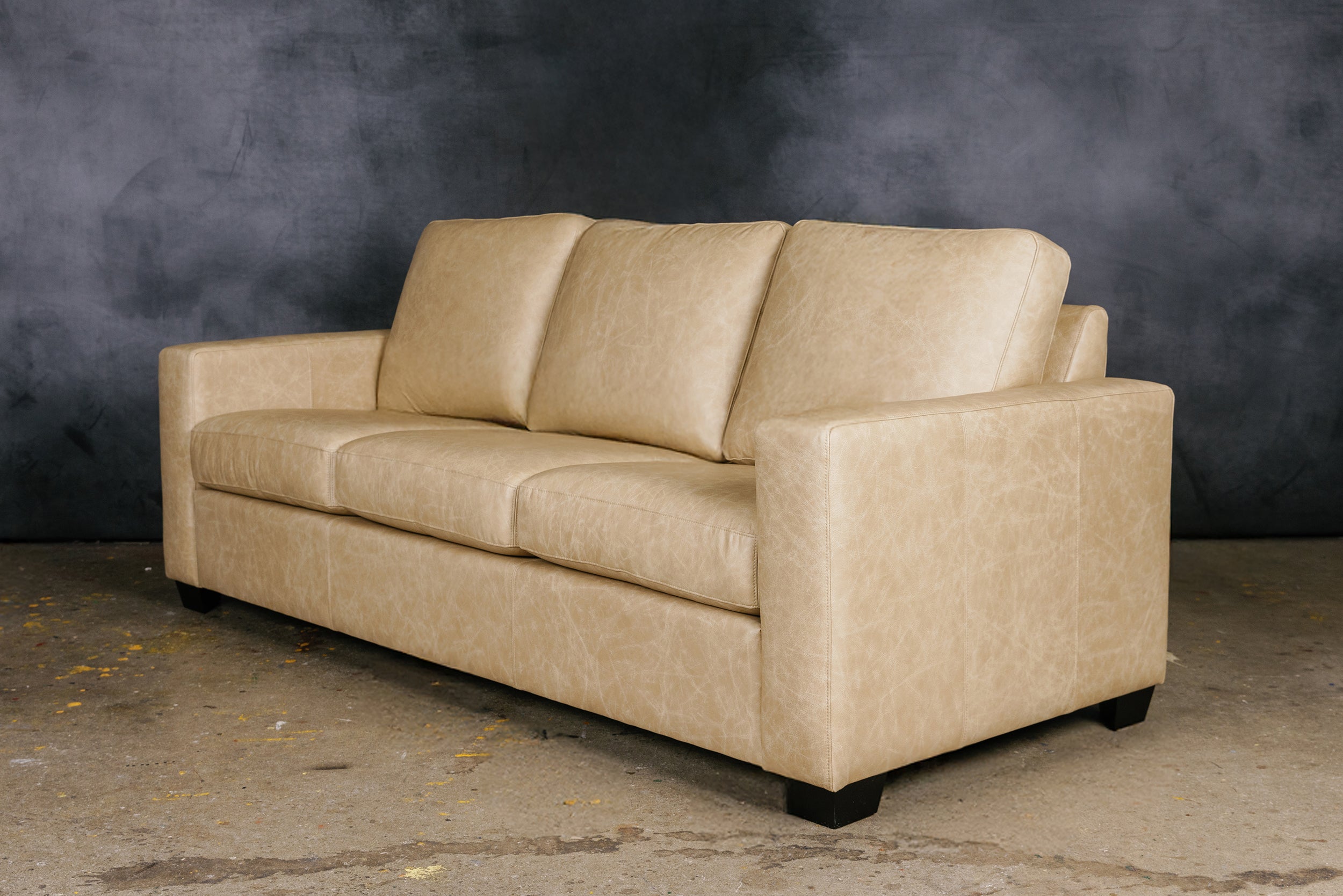 MAXELL LEATHER SOFA CLASSIC