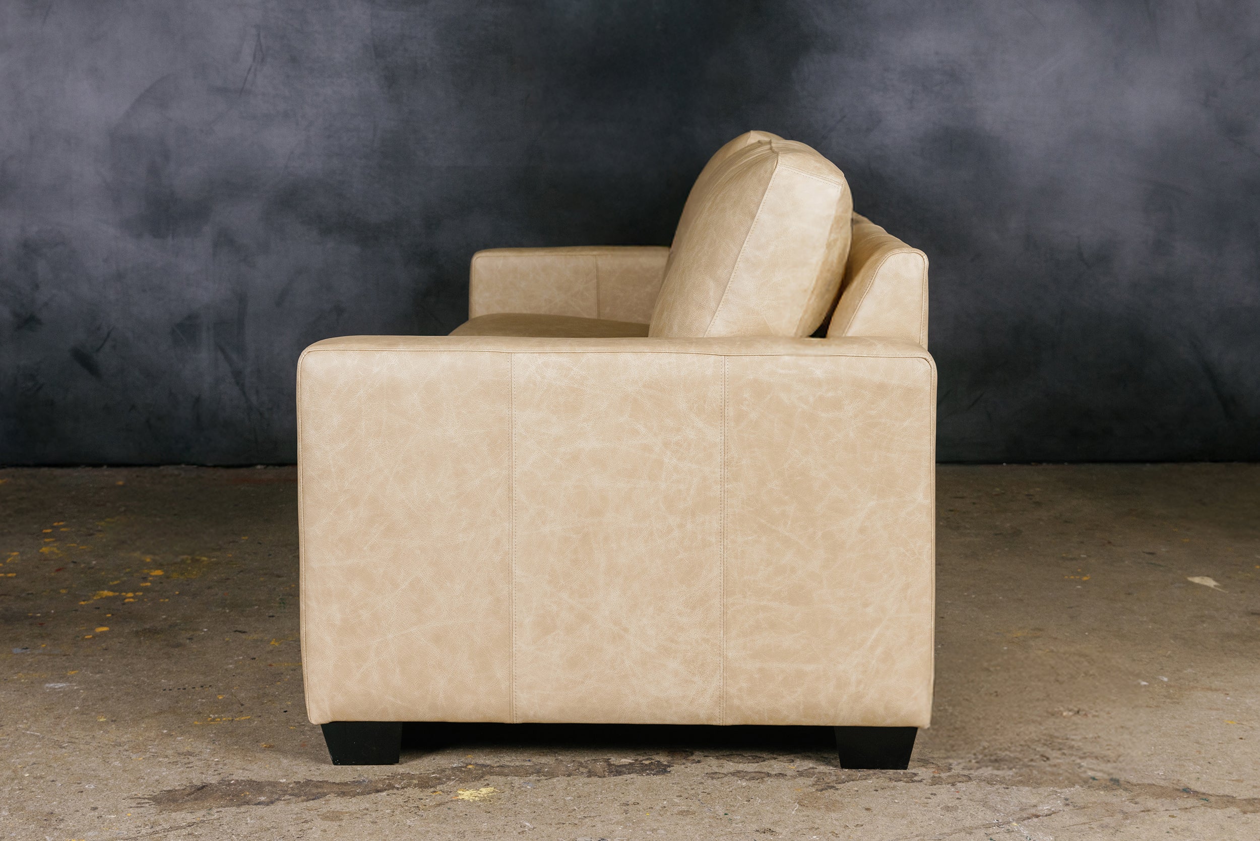 MAXELL LEATHER SOFA CLASSIC