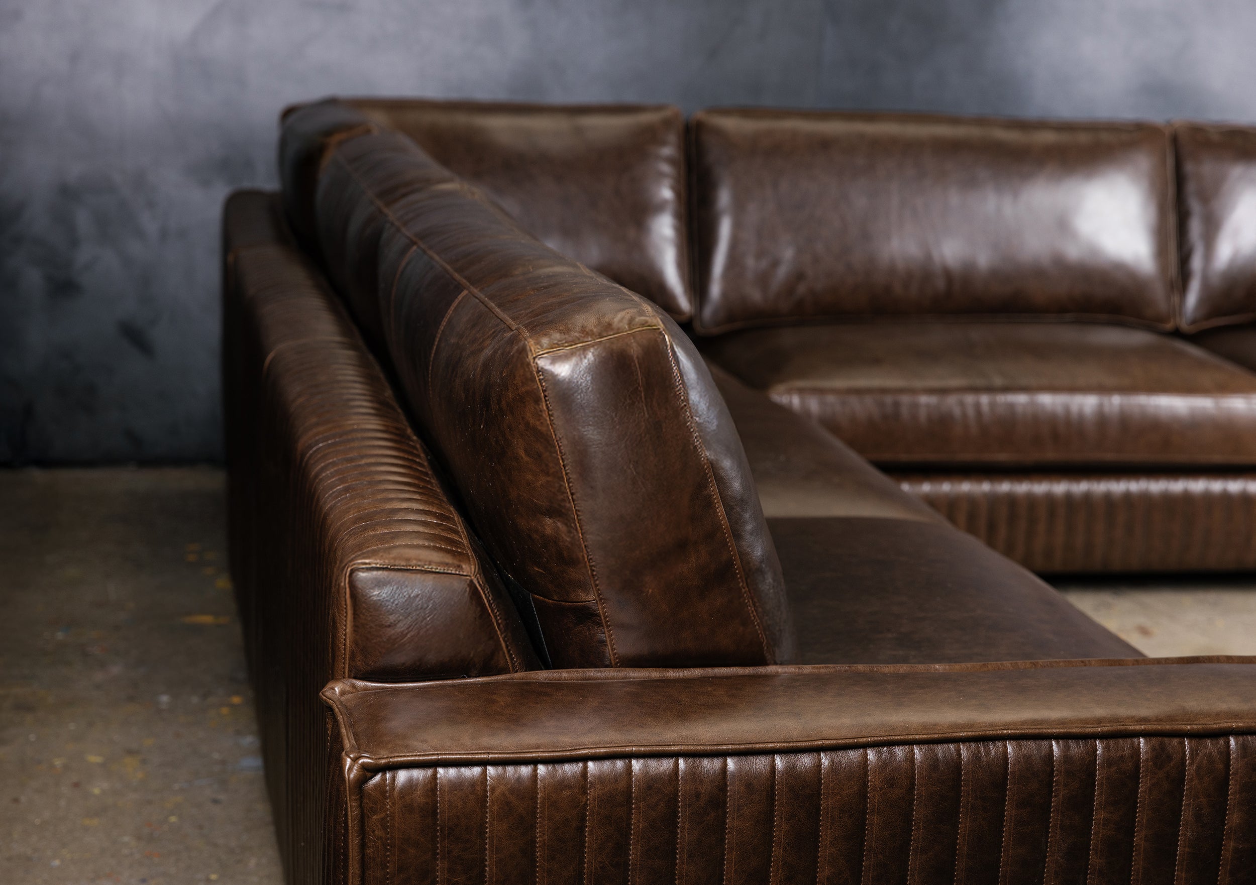 ROYAL ADMIRAL LEATHER SECTIONAL CLOSED ARM