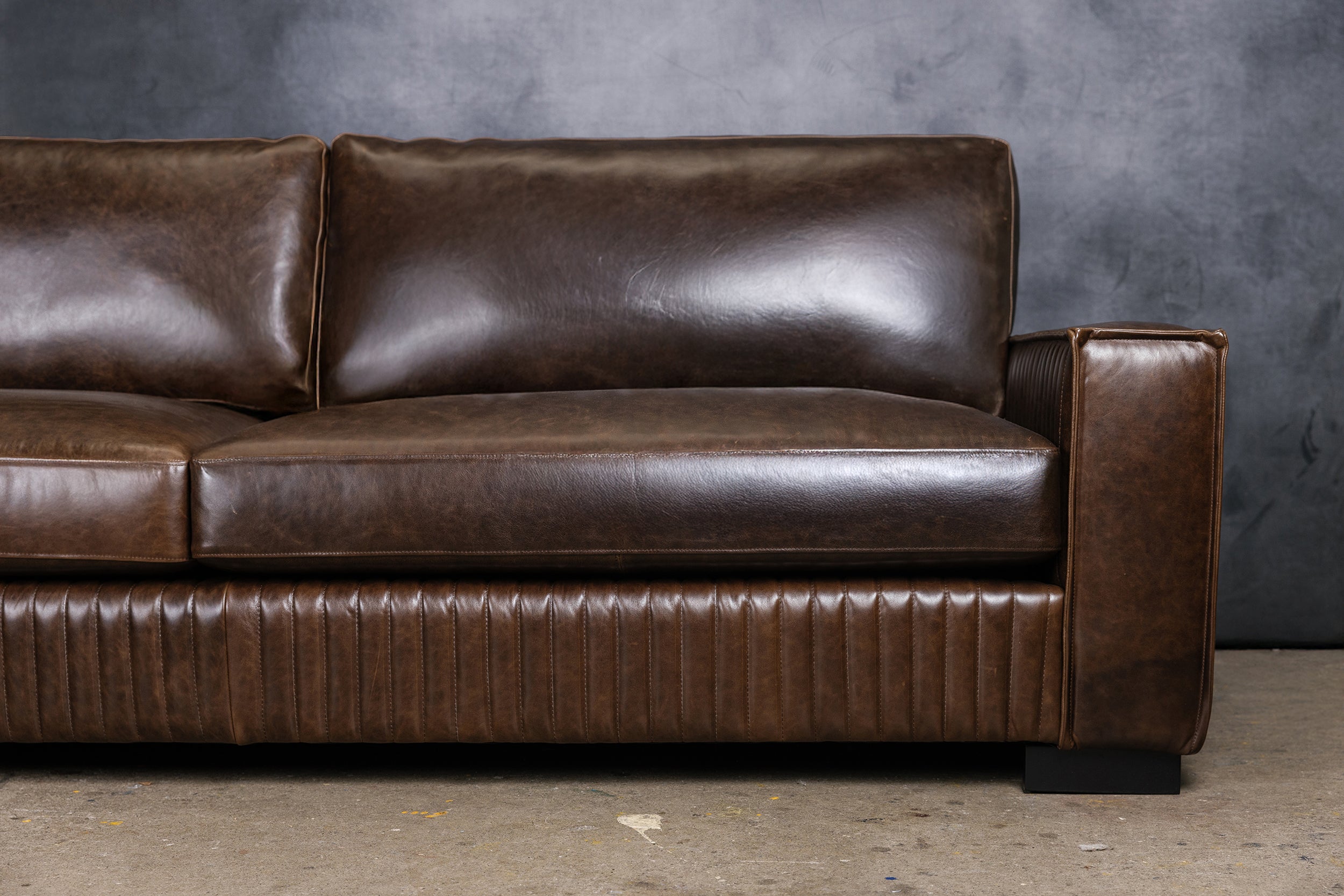 ROYAL ADMIRAL LEATHER SECTIONAL CLOSED ARM