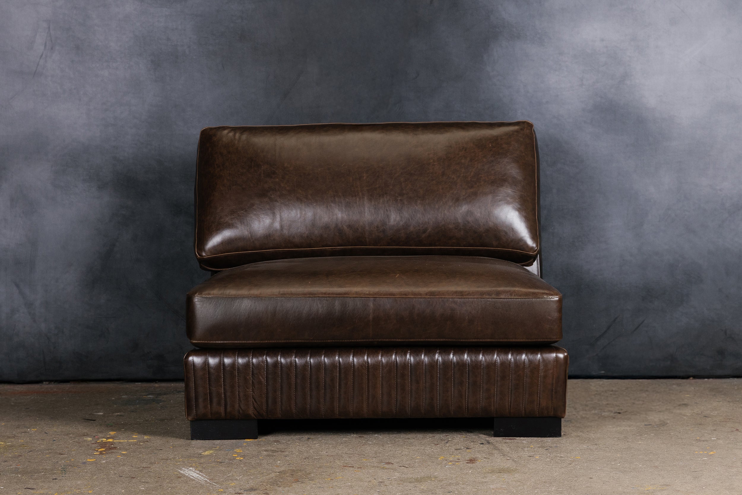 ROYAL ADMIRAL LEATHER SECTIONAL CLOSED ARM