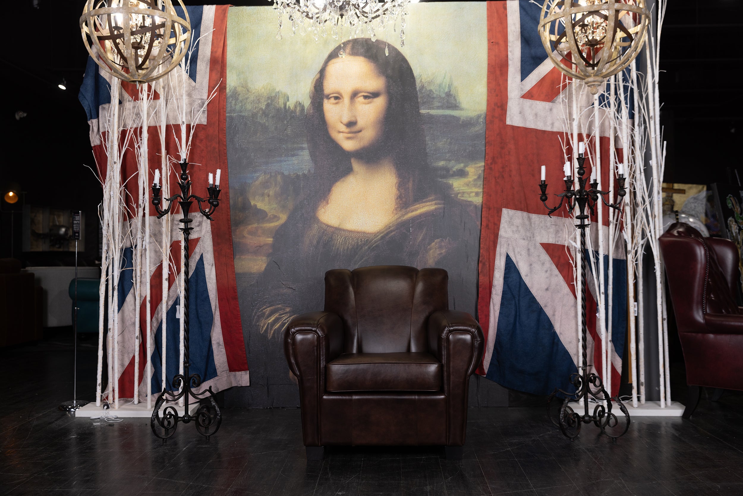 CLAMSHELL BACHELOR LEATHER CHAIR FLOOR MODEL