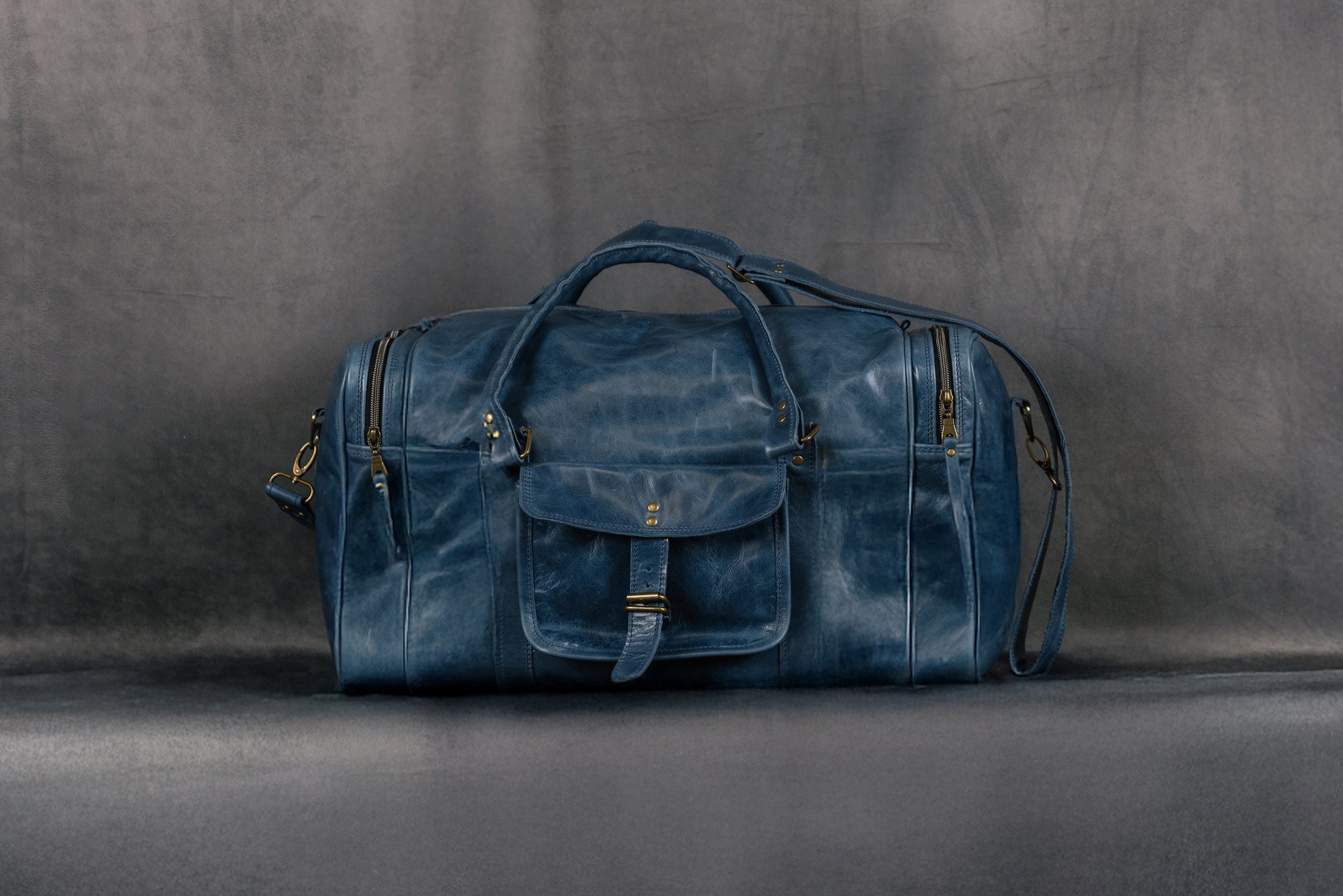 TRAVELLER LEATHER DUFFELBAG ELECTRIC BLUE
