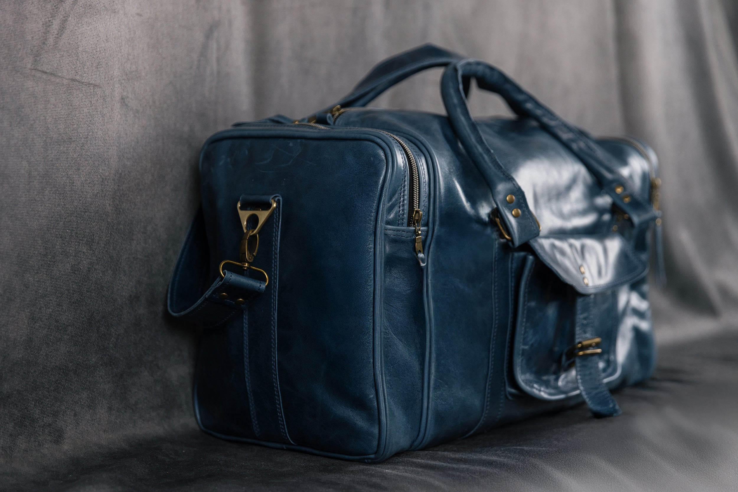 TRAVELLER LEATHER DUFFELBAG ELECTRIC BLUE
